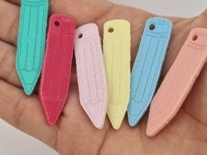 Pingente escolar lápis - pct c/6 und cores mistas