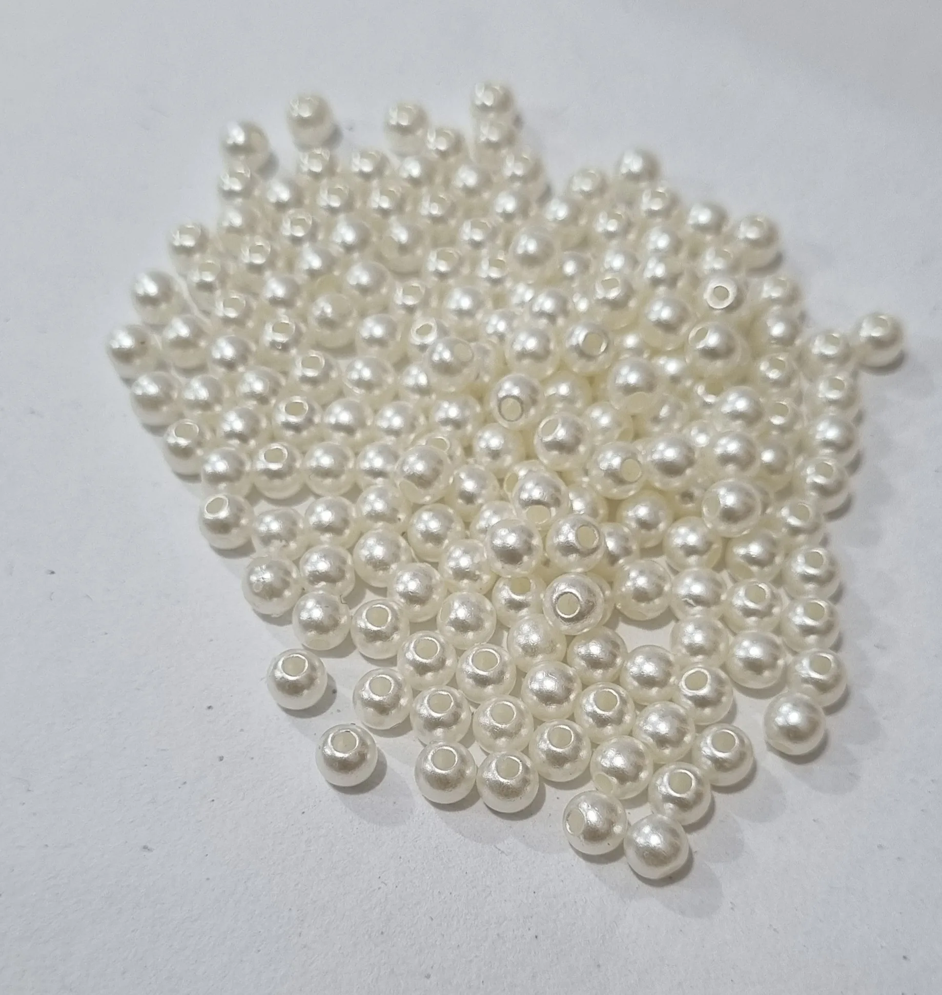 Mini pérola com furo – 4 mm (pct c/10g) – Armazém da Val, image size:1838x1942