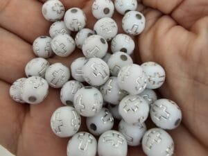 Bola com CRUZ prata - 8 mm (pct c/10g)