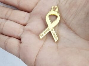 Coleção Outubro Rosa - Pingente Laço Se ame, Se cuide! - acrilico espelhado dourado - pct c/03 und