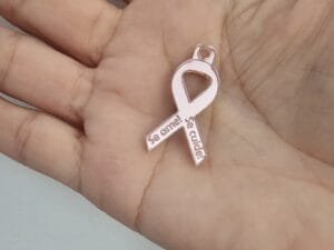 Coleção Outubro Rosa - Pingente Laço Se ame, Se cuide! - acrilico espelhado rosé - pct c/03 und