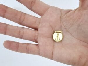 Coleção Fé - Passante finalizador de Fita - N. Sra Aparecida - espelhado dourado 1,5x1,5 - Pct c/05 und