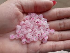 Miçanga redonda alfabeto - rosa transparente (pct c/10g)