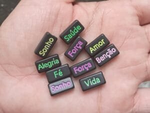 Entremeio palavras (foco, fé, sonho, etc) - Petra c/ letra colorida neon - pct c/10 und