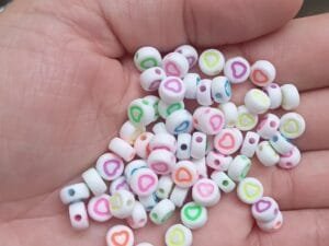 Miçanga redonda fundo branco com coração colorida (pct c 10 g)