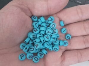 Miçanga redonda alfabeto fundo Azul com letra Preta(pct c 10 g)