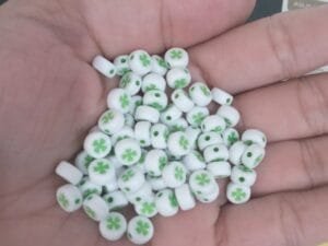 Miçanga redonda  fundo branco com trevo (pct c 10 g)