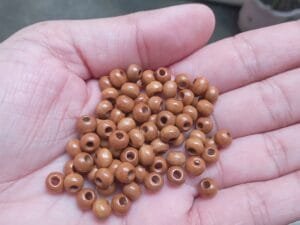 Bola passante de madeira  escuro- 6 mm (pct c/10g)