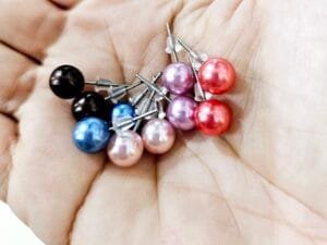 Mini brinco pérola colorida 8mm (com tarracha de silicone) - pct c/10 pares