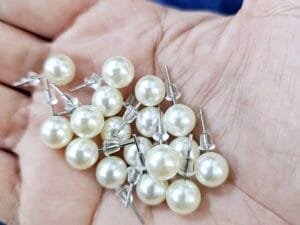 Mini brinco pérola 8mm (com tarracha de silicone) - pct c/25 pares