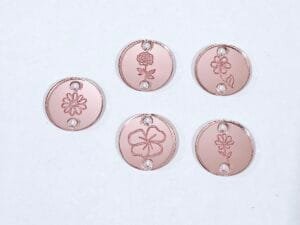 Pingente 2 furos (para elástico roliço e tassel) - Coleção Flores - espelhado rosé - Pct c/5und mista