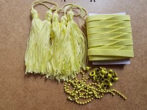 Kit Combinadinho - Elástico chato + tassel + correntinha + ilhos - Amarelo Claro