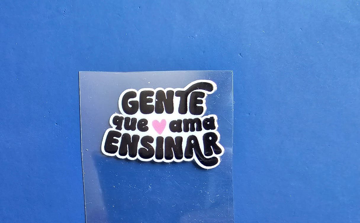 Adesivos DTF Uv - Gente que Ama Ensinar (preto)  - 3,5x4cm - Indicado para Bases de chaveiro, apliques, etc