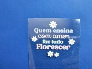 Adesivos DTF Uv - Quem Ensina com Amor  - 3,5x4cm - Indicado para Bases de chaveiro, apliques, etc