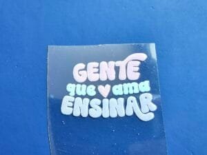Adesivos DTF Uv - Gente que Ama Ensinar (pastel)  - 3,5x4cm - Indicado para Bases de chaveiro, apliques, etc