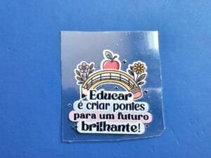 Adesivos DTF Uv - Educar é Criar Pontes  - 3,5x4cm - Indicado para Bases de chaveiro, apliques, etc