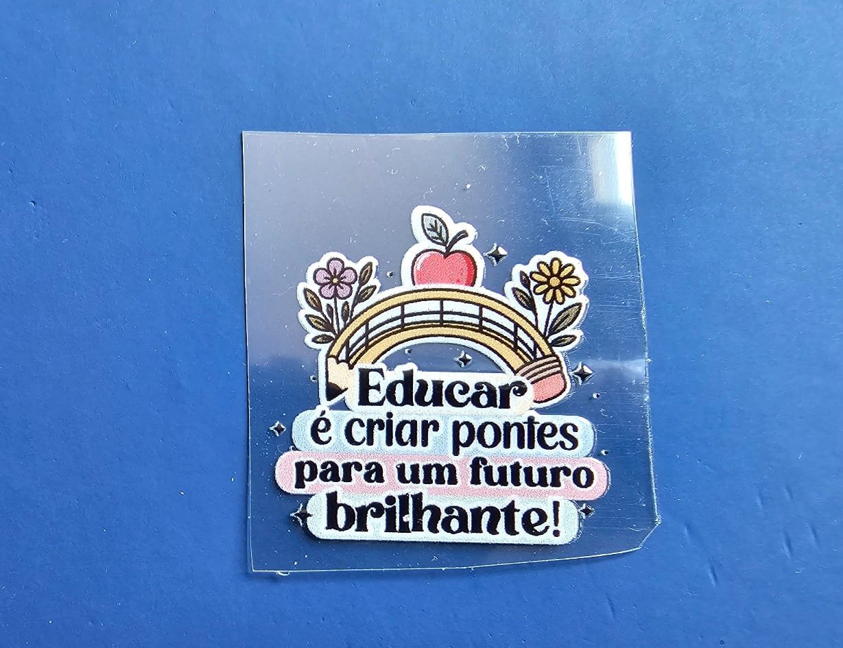 Adesivos DTF Uv - Educar é Criar Pontes  - 3,5x4cm - Indicado para Bases de chaveiro, apliques, etc
