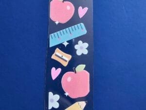 Adesivo DTF UV - Maçã e Lápis - para Marcador de Página - 1 und