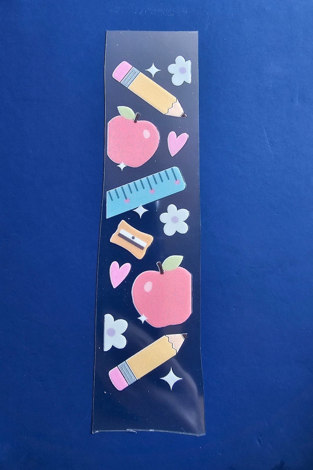 Adesivo DTF UV - Maçã e Lápis - para Marcador de Página - 1 und