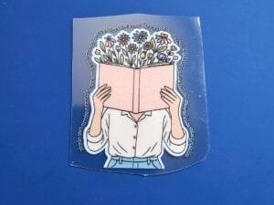 Adesivo DTF UV - Mulher lendo - para chaveiro Retangular arredondado